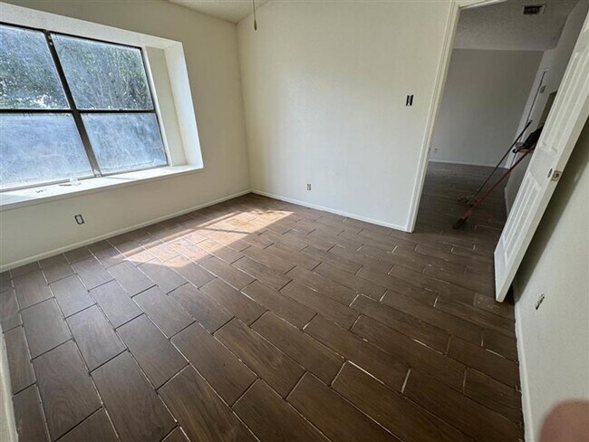 Building Photo - Cute 2/2 duplex with a garage