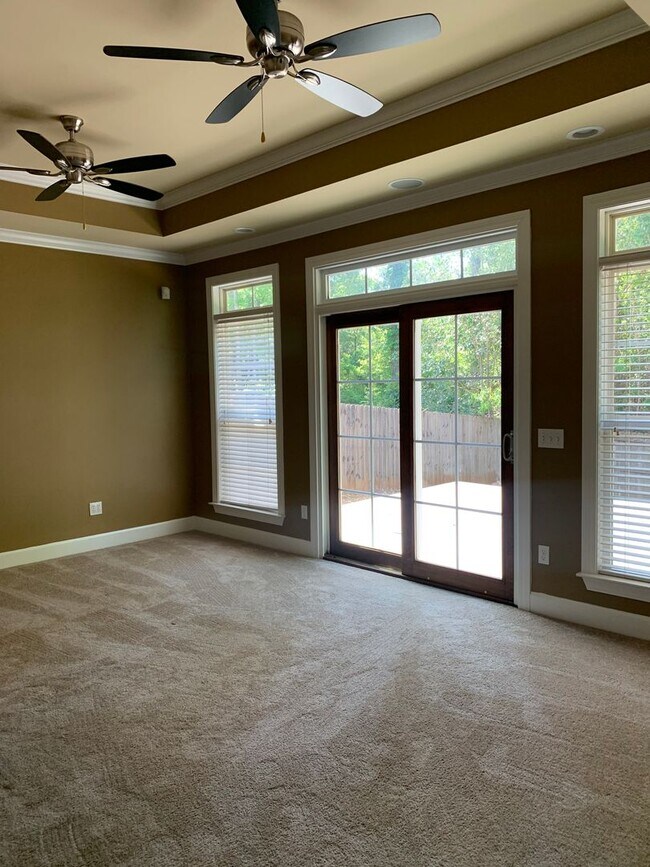 Building Photo - 102 Valley Chase Dr