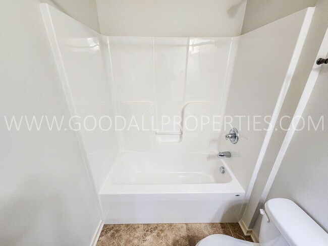 Building Photo - Beautiful 3 Bedroom 2.5 Bath walkout ranch in Ankeny