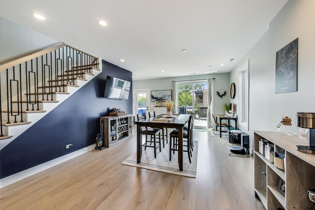 Building Photo - 2429 W Augusta Blvd