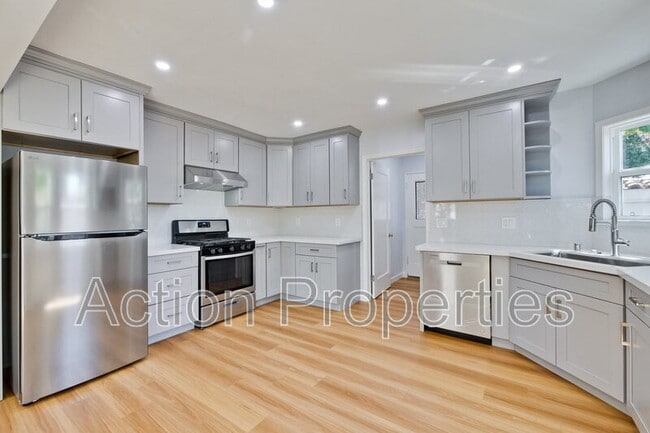 Building Photo - 152 S Bayview Ave