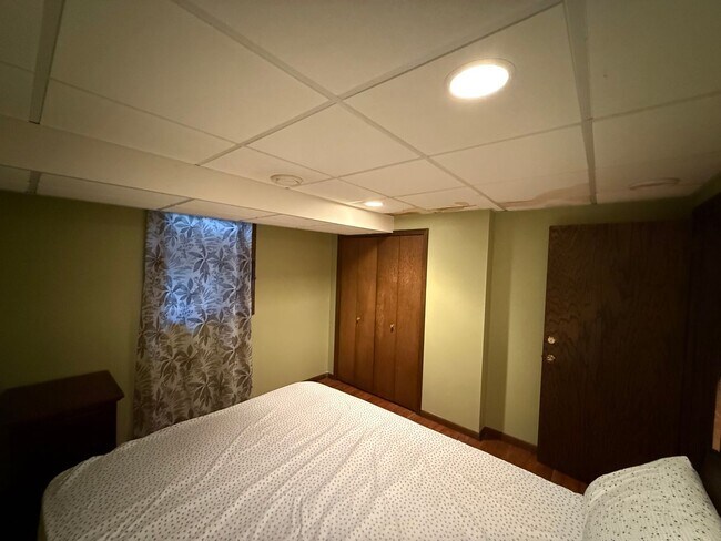 Building Photo - Beautiful 4 bed 2.5 Bath Bloomington SF Ho...