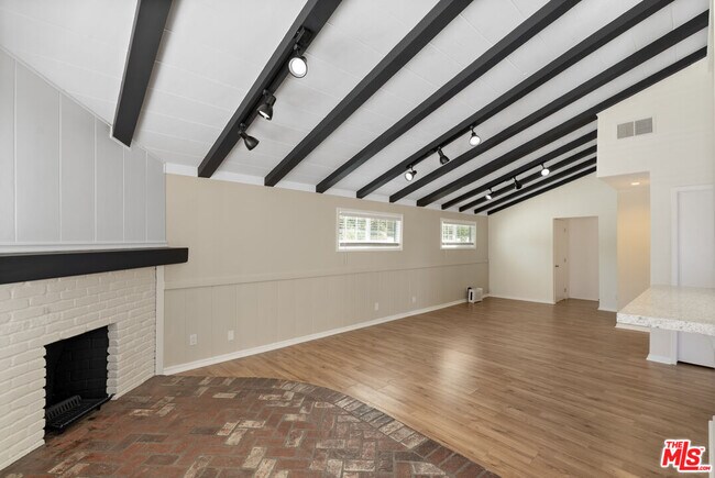 Building Photo - 5541 Fallbrook Ave