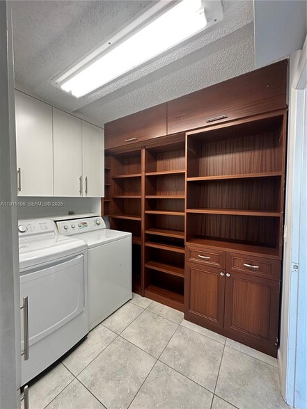 Building Photo - 1526 Whitehall Dr