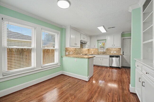 Building Photo - 2805 Rosewood St