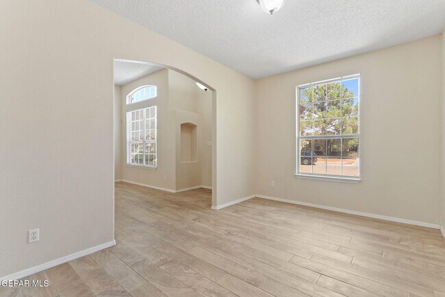 Building Photo - 2029 Sun Chariot St