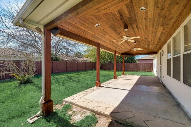 Building Photo - Freshly Updated 3 bedroom spacious beauty!!