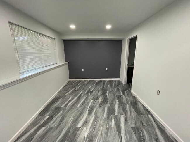 Building Photo - Forest Hills Condo 2 Bedroom  Clements Mill