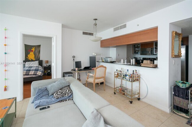 Building Photo - 1800 N Bayshore Dr