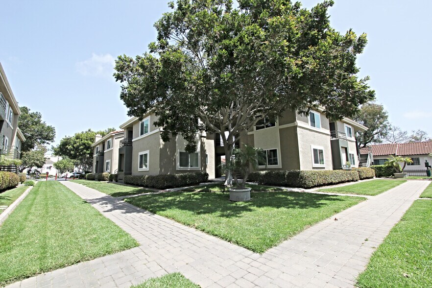 Building Photo - 7575 Charmant Dr