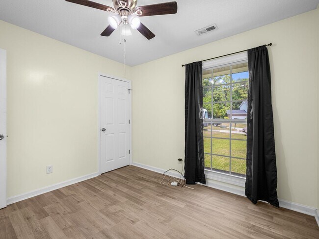 Building Photo - 103 Oakwood Ct