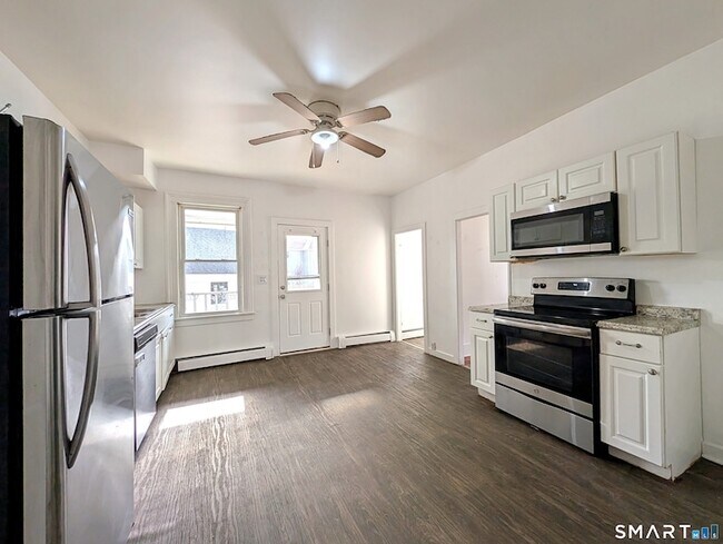 Building Photo - 102 Elm St