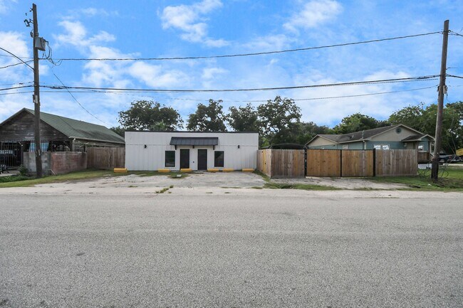 Primary Photo - 7208 Helmers St