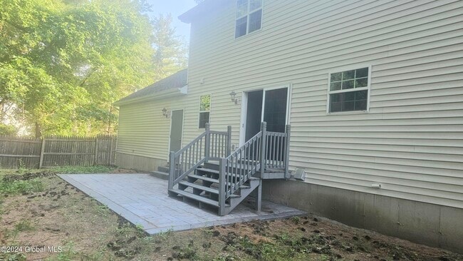 Building Photo - 4 Round Table Rd