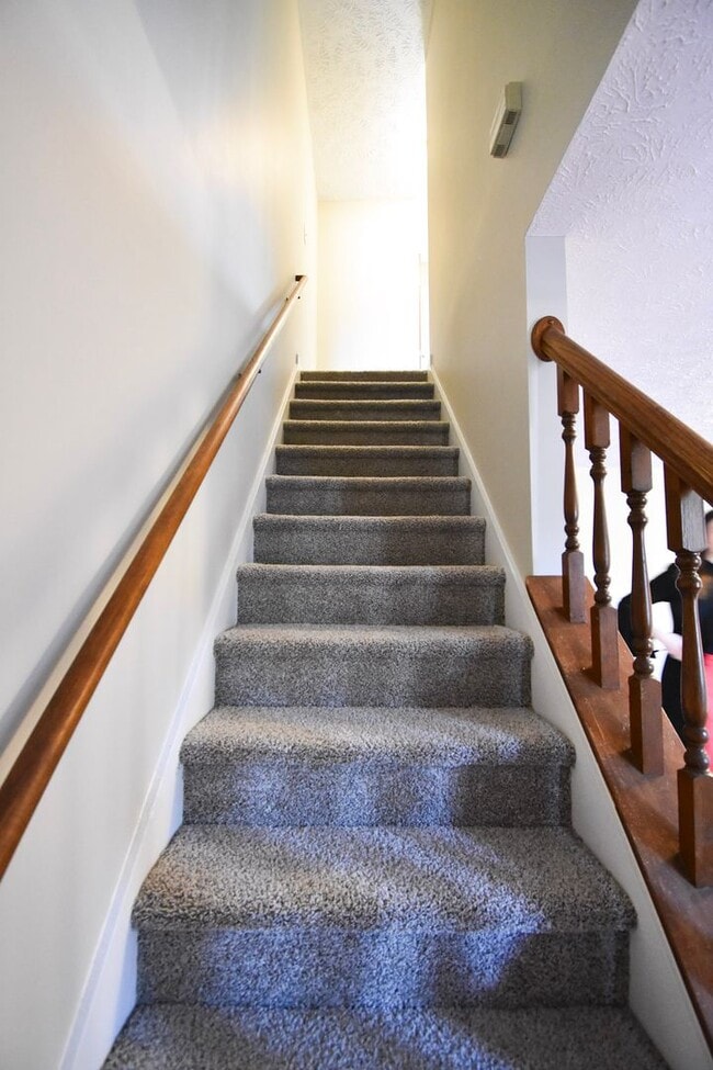 Building Photo - 2 Bedroom 1.5 Bathroom Townhome- Small Dogs Okay