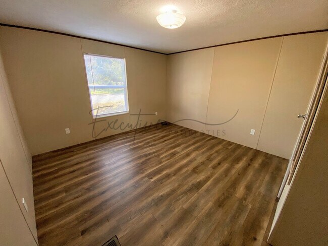 Building Photo - 2 Bedroom Mobile Home For Rent in Sulphur