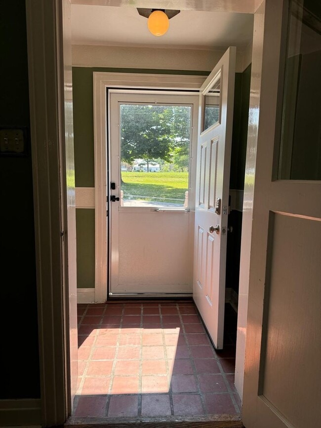 Building Photo - 3 bedroom 1 bath single family home