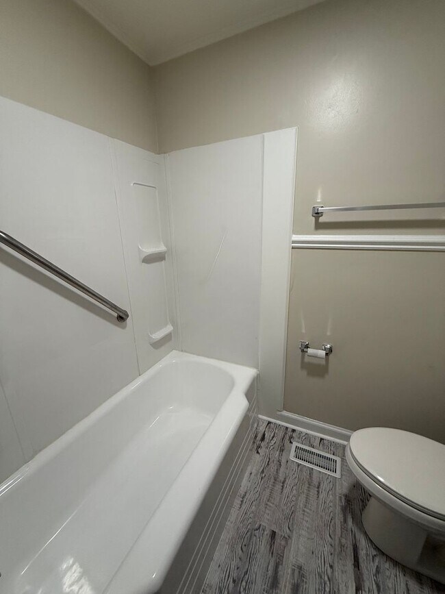 Building Photo - One bedroom, 1 bath duplex in Gibsonville