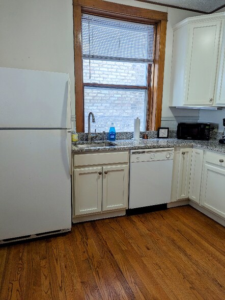 Building Photo - 3619 N Claremont Ave