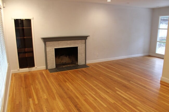 Building Photo - Charming 3 Bed 1 Bath House on tree lined street