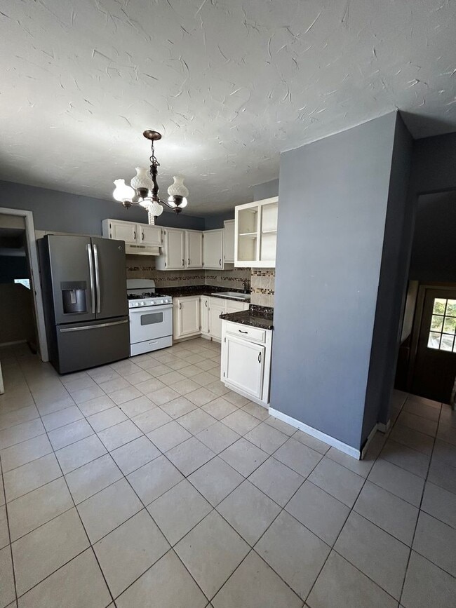 Building Photo - Charming 3-Bedroom Property in Prime Location