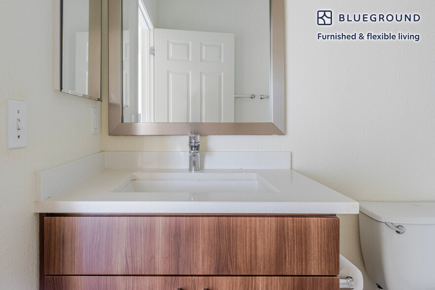 Building Photo - 1265 Lakeside Dr