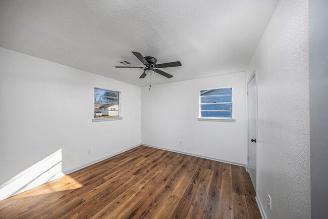 Building Photo - 911 SW 35th St