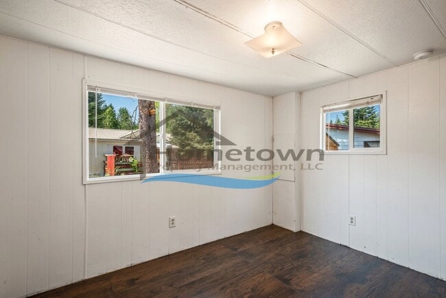 Building Photo - 2 Bedroom 1 Bath Home Available in Sagle's...