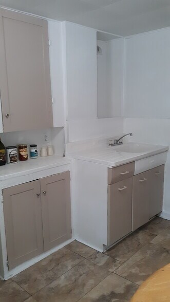 kitchen sink - 311 Plymouth Ave NE
