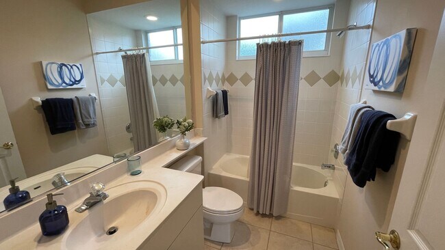 Building Photo - Furnished Annual Rental