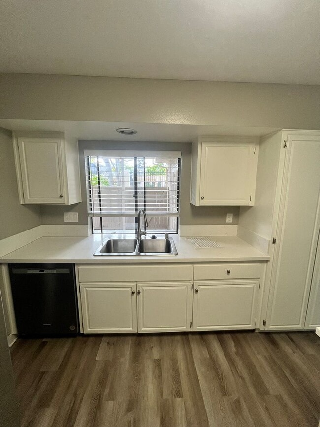 Building Photo - For Rent: 3 Bed, 2.5 Bath Townhome in University City