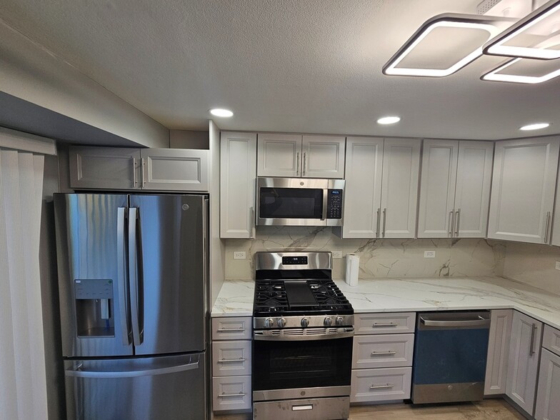 Building Photo - 1535 E Jane Ave