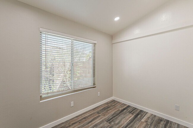 Building Photo - 4 bed, 2 bath home in Peoria