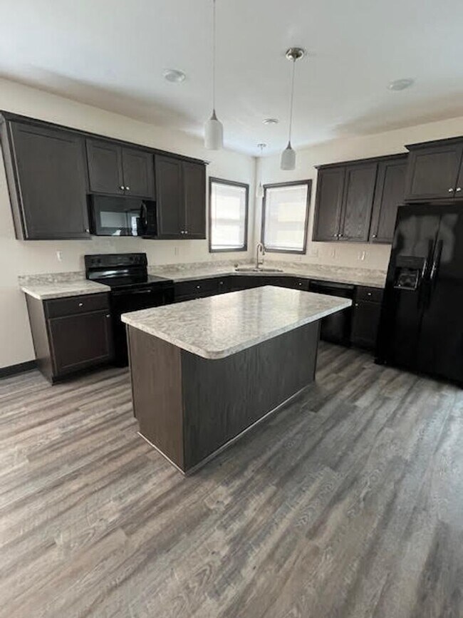 Building Photo - 147 Southpark Dr