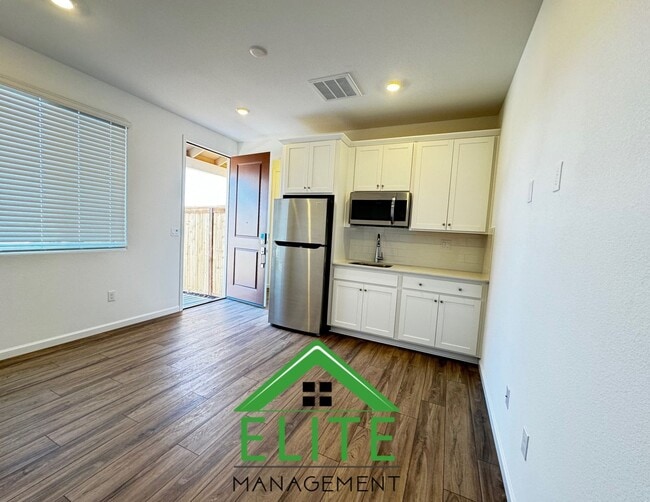 Building Photo - 8785 Oldfield Wy