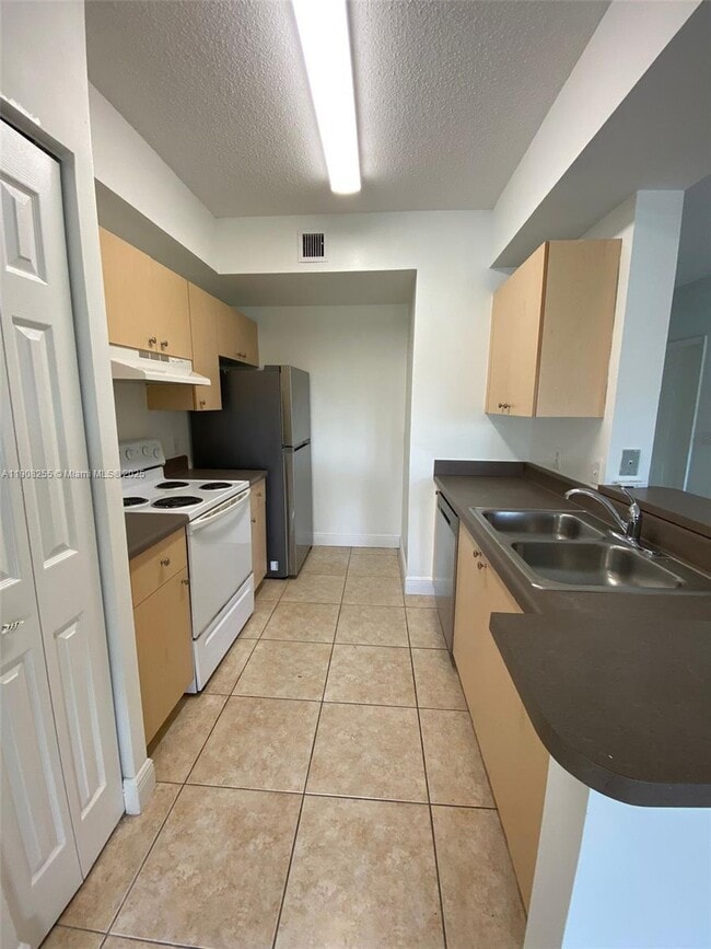 Building Photo - 2463 Centergate Dr