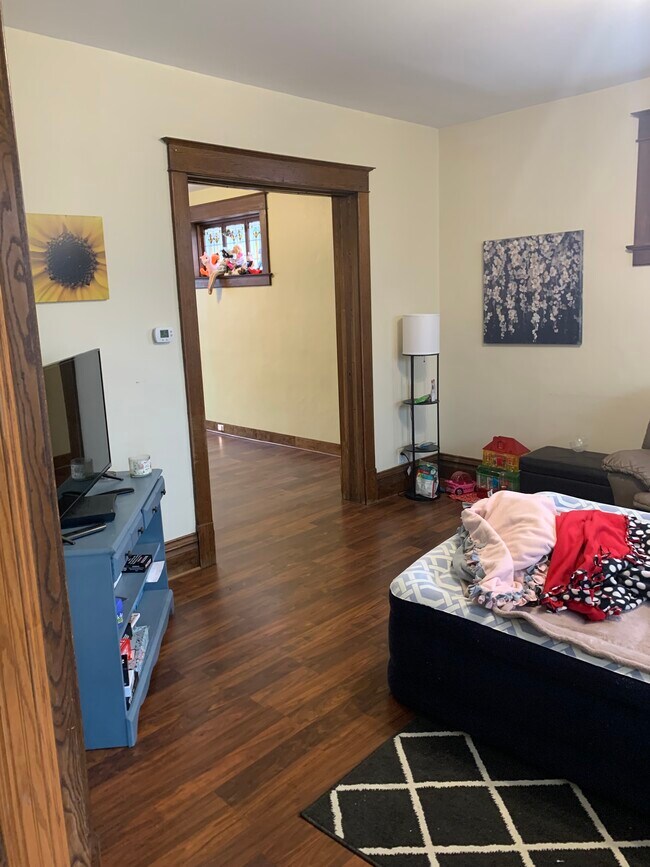 Building Photo - 409 E Cherry St