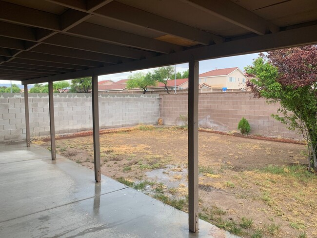 Building Photo - 3 Bedroom/2 Bathroom home has spacious lan...