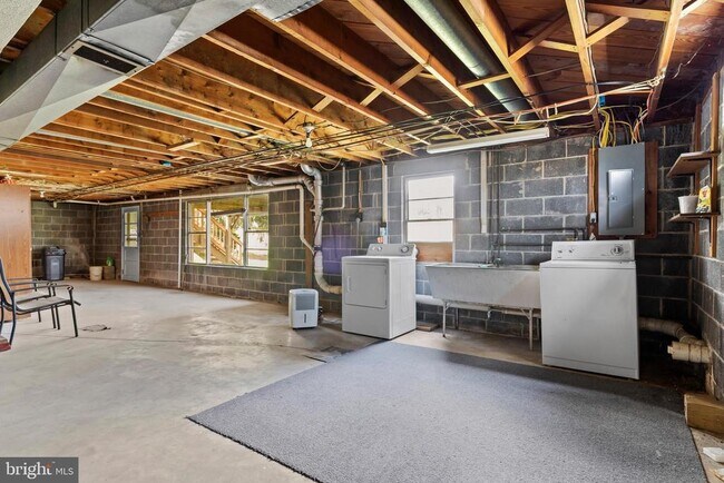 Building Photo - 213 Sunset Dr