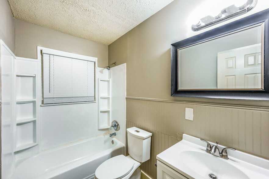 Building Photo - 1722 Rogina Dr