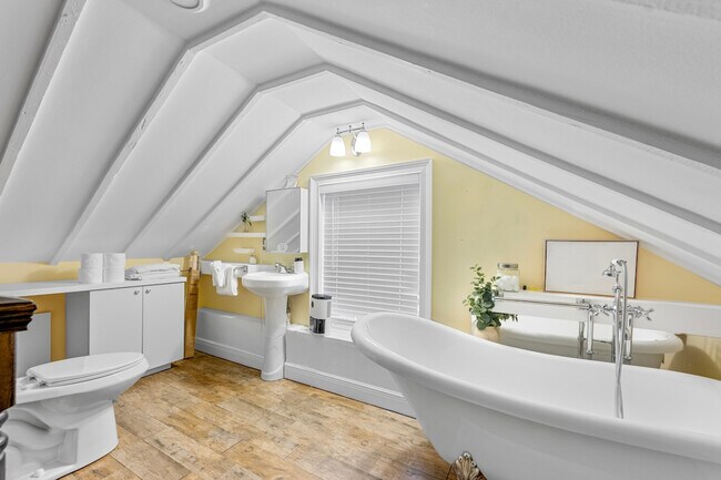 Building Photo - 303 Lang Rd