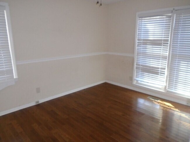 Building Photo - 3 Bedroom 2 Full Bathroom, Brick, Tri-Level Home in Mill Creek Farms Available Now!