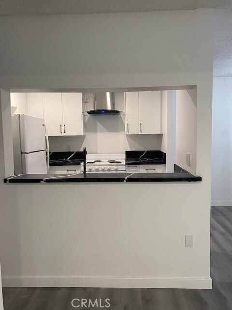 Building Photo - 5460 White Oak Ave