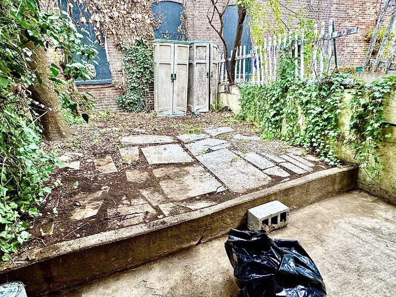 Building Photo - 914 Tyson St