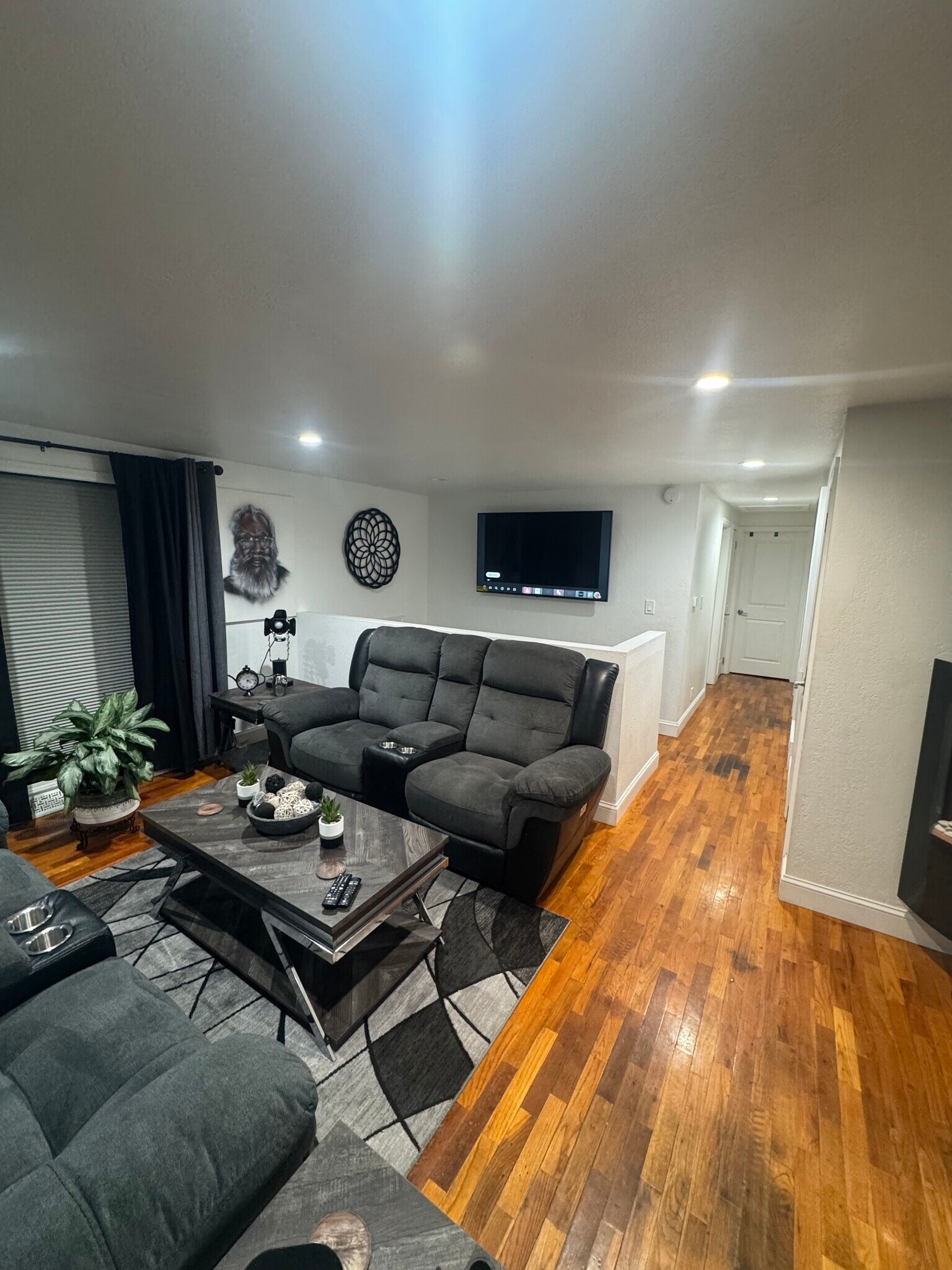 Living- room / hallway - 1728 Beacon Dr