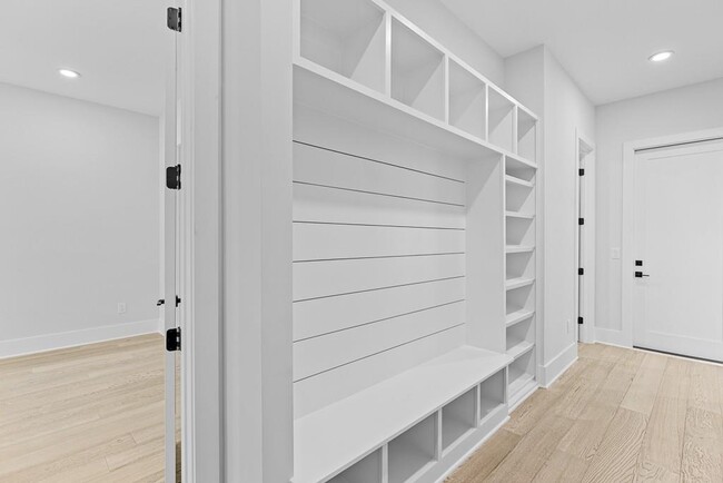 Building Photo - 555 Versailles Dr