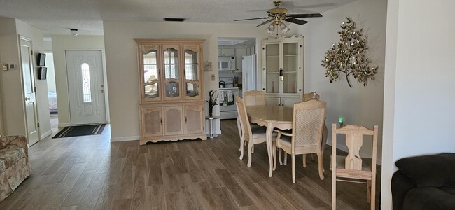 Building Photo - 6215 Green View Cir