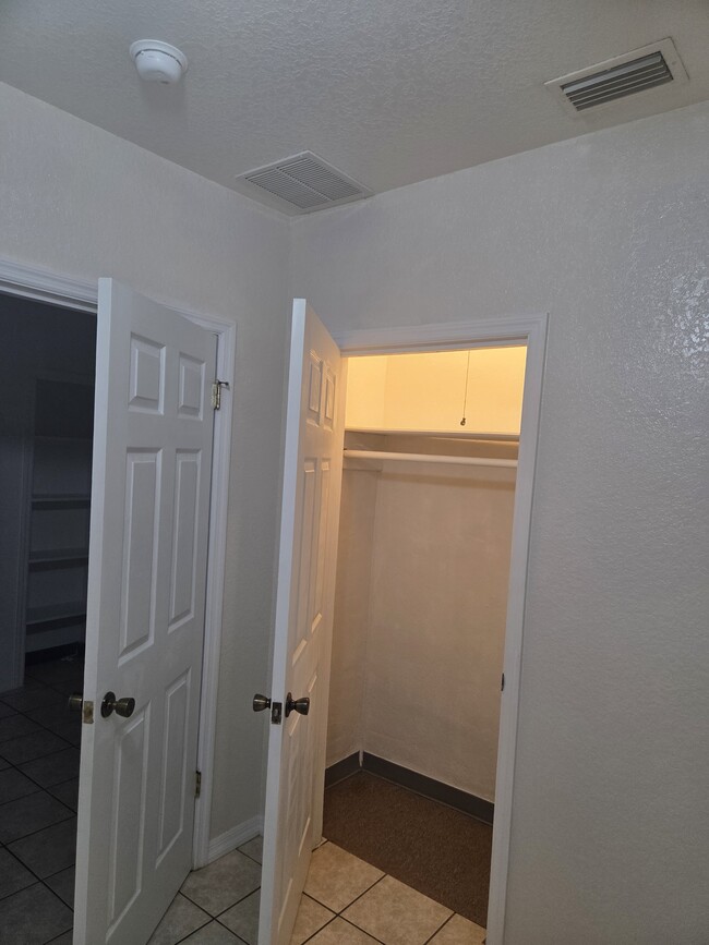 Building Photo - 2804 S Park Ave