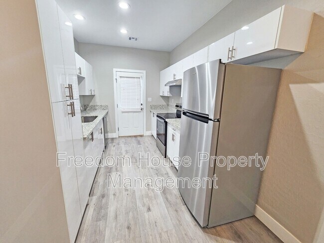 Building Photo - 1111 Sixshooter Ave