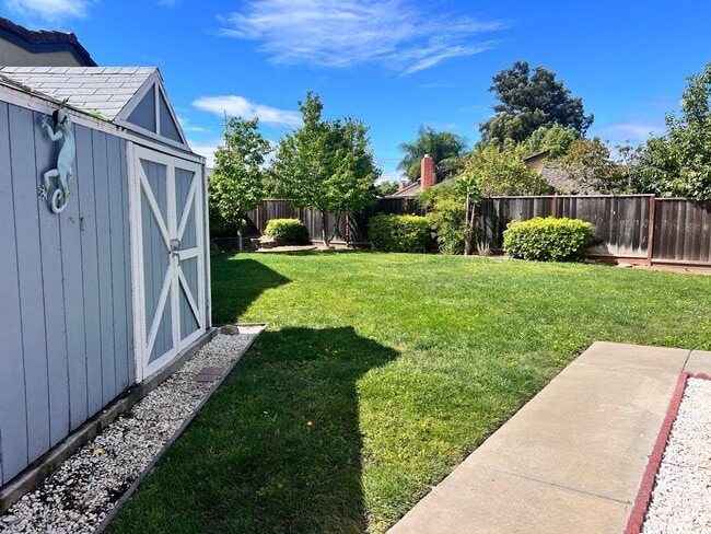 Building Photo - Spacious 4 Bedroom 2.5 Bath Home with a La...